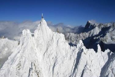 L'Aiguille du Midi, en arrière plan les Grandes Jorasses - massif du Mont Blanc (74)